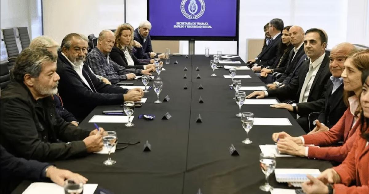 Una de las �ltimas reuniones oficiales entre el secretario de Trabajo Julio Cordero y la CGT en noviembre pasado