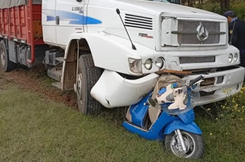 Los dos ocupantes de la moto fallecieron en el acto luego de ser embestidos por el camión