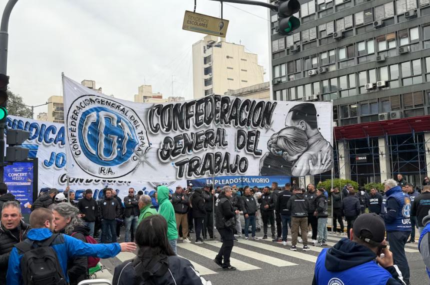 Miembros de la Confederación General del Trabajo se congregan camino al Ministerio de Economía