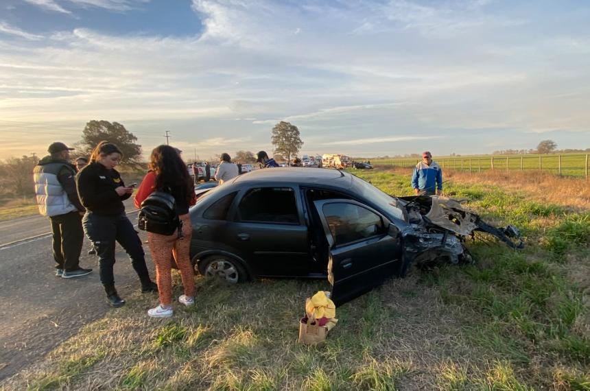 El vehículo destrozado en la banquina
