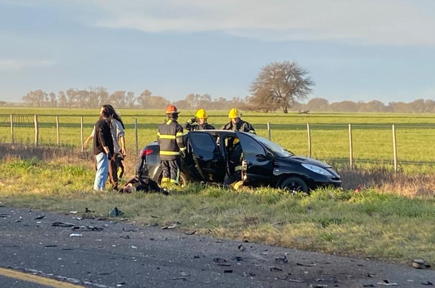 El vehículo destrozado en la banquina