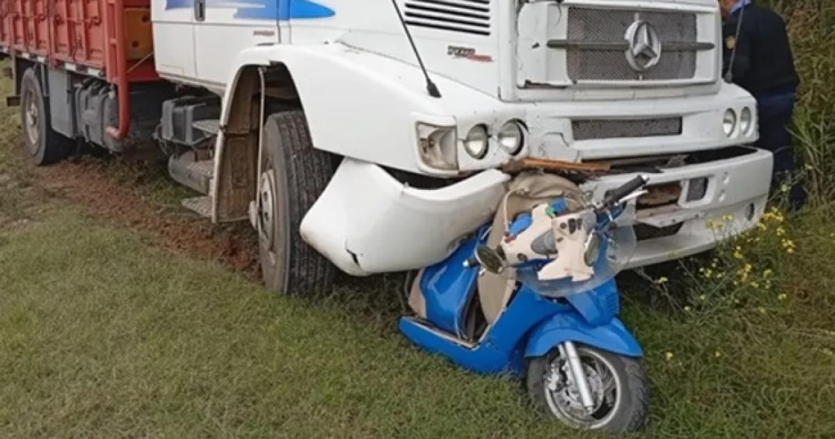 Los dos ocupantes de la moto fallecieron en el acto luego de ser embestidos por el camión