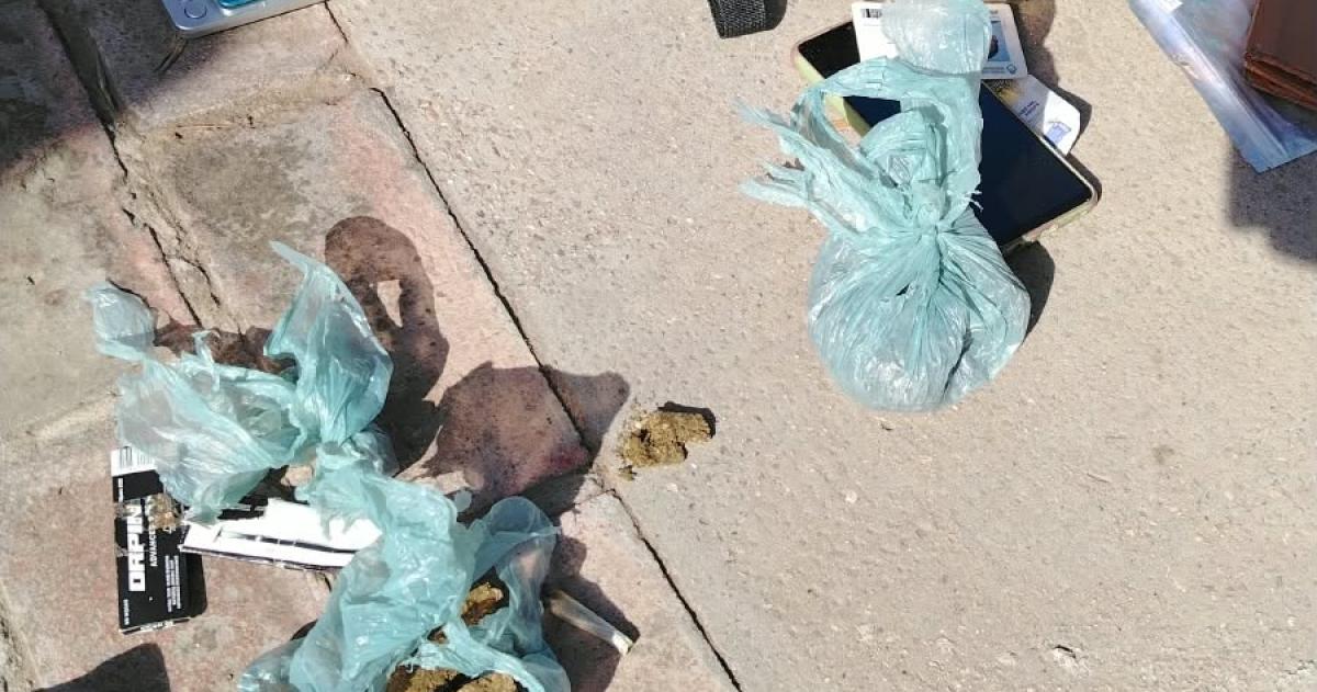 La mochila y los envoltorios secuestrados por la policía