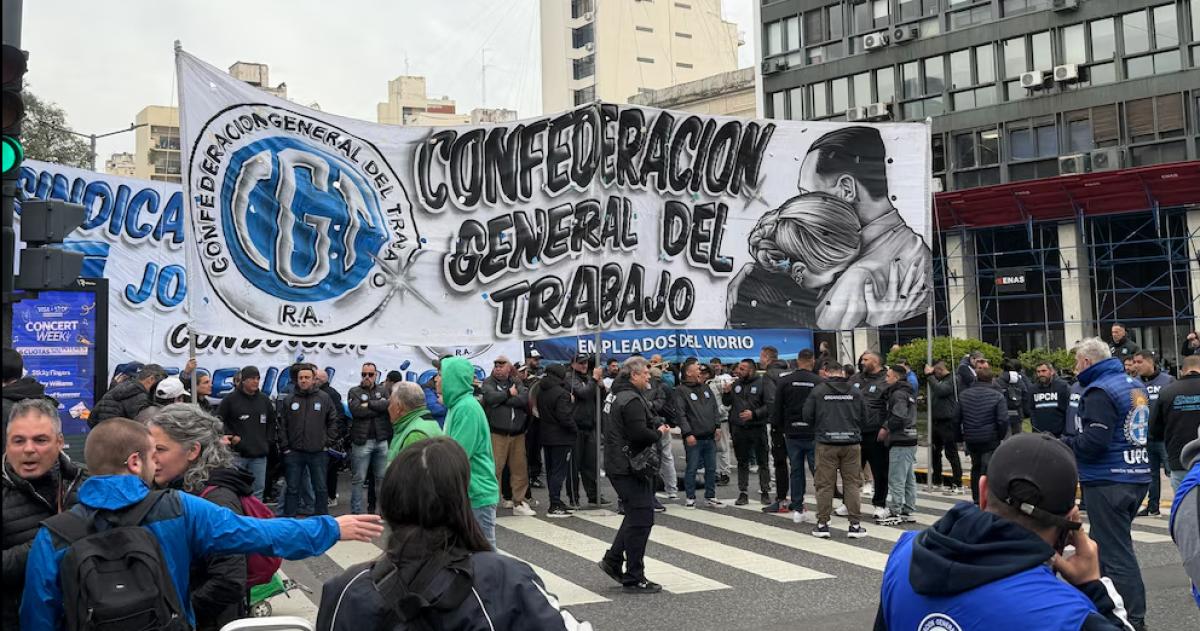 Miembros de la Confederación General del Trabajo se congregan camino al Ministerio de Economía