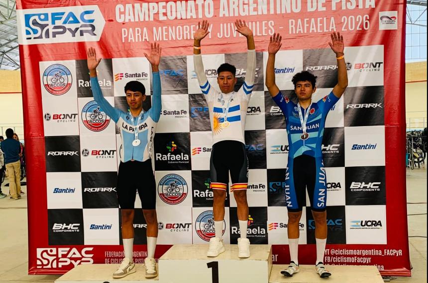 El pampeano a la izquierda en el podio de Rafaela