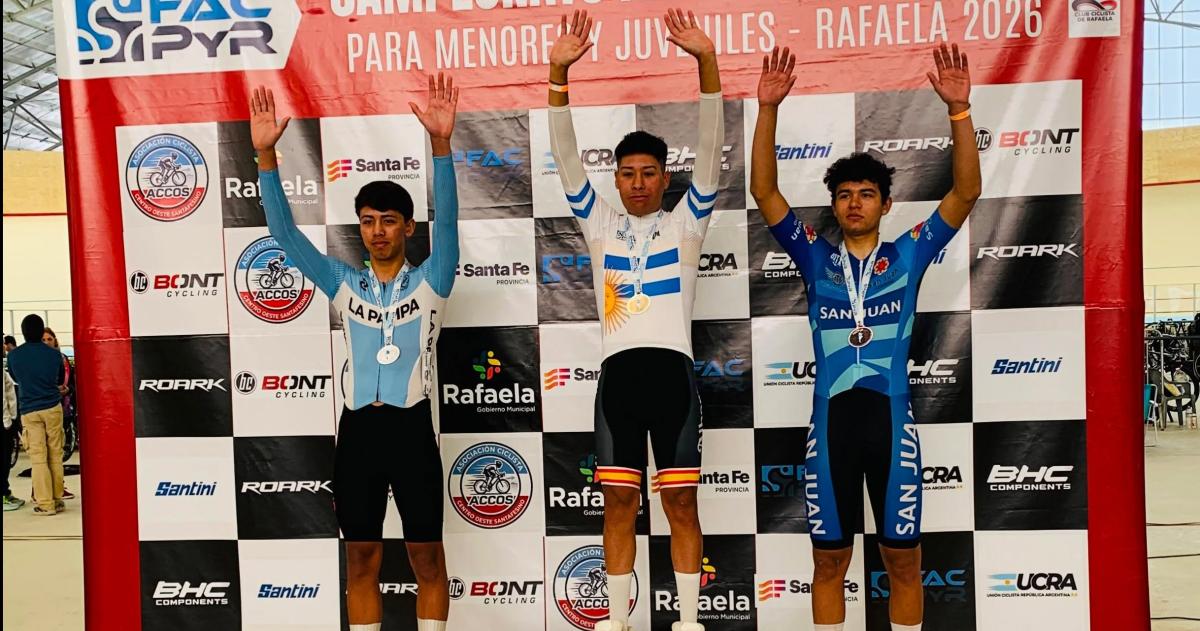 El pampeano a la izquierda en el podio de Rafaela