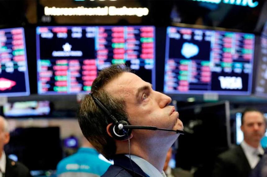 Los activos argentinos comenzaron la semana en terreno positivo- el riesgo país cayó hasta la zona de los 500 puntos mientras los bonos soberanos y las principales acciones locales recuperaron posiciones