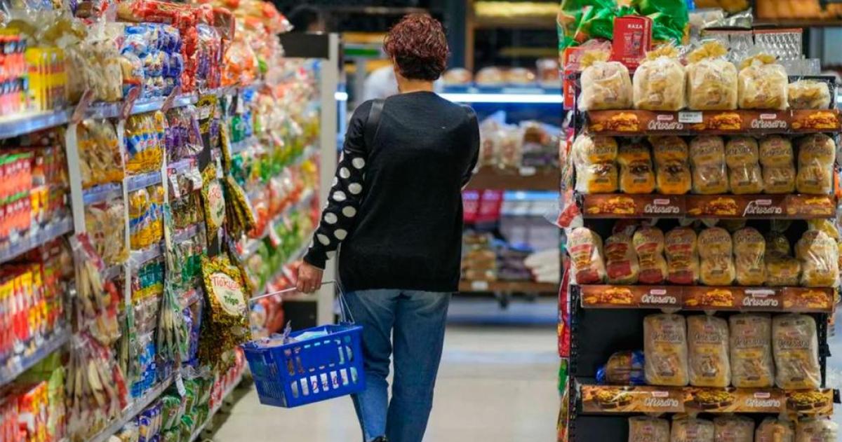 Las consultoras privadas proyectan una inflación de entre 14-en-porciento- y 18-en-porciento- para agosto impulsada por una desaceleración en el ritmo de aumento de los alimentos
