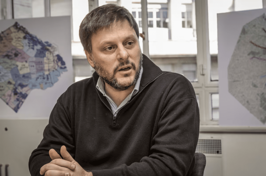 Leandro Santoro convocó a usuarios afectados por cobranzas extrajudiciales y cobros considerados abusivos para reunir casos e impulsar una regulación sobre bancos fintech y empresas de cobranza