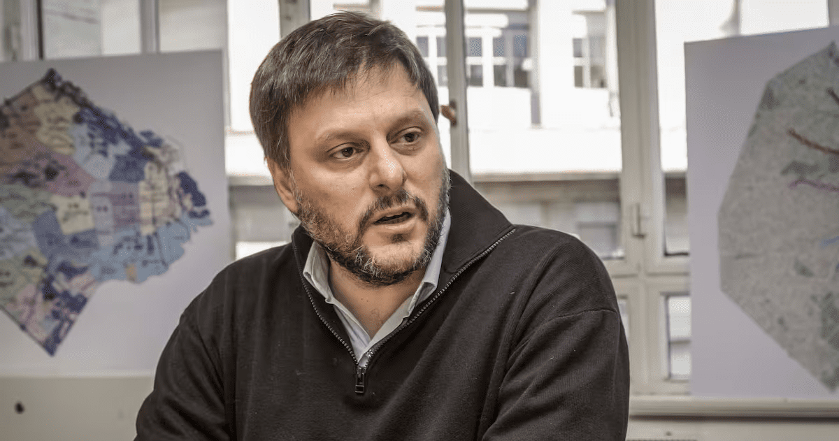 Leandro Santoro convocó a usuarios afectados por cobranzas extrajudiciales y cobros considerados abusivos para reunir casos e impulsar una regulación sobre bancos fintech y empresas de cobranza