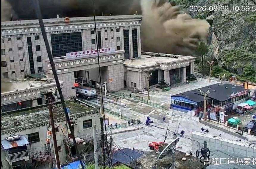 Una captura del momento que el alud irrumpe en una ciudad nepalesa