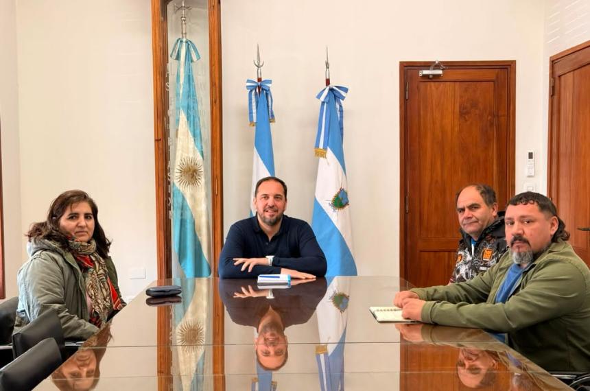 Vecinos de los barrios El Amanecer y de Bella Vista oeste con el intendente santarroseño