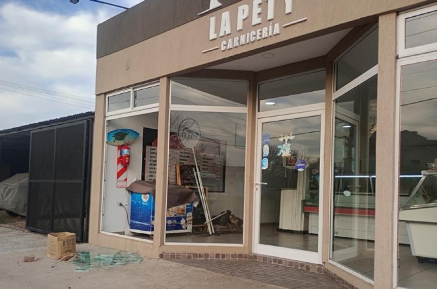 El comercio esta ubicado en calle 300 entre 103 y 105