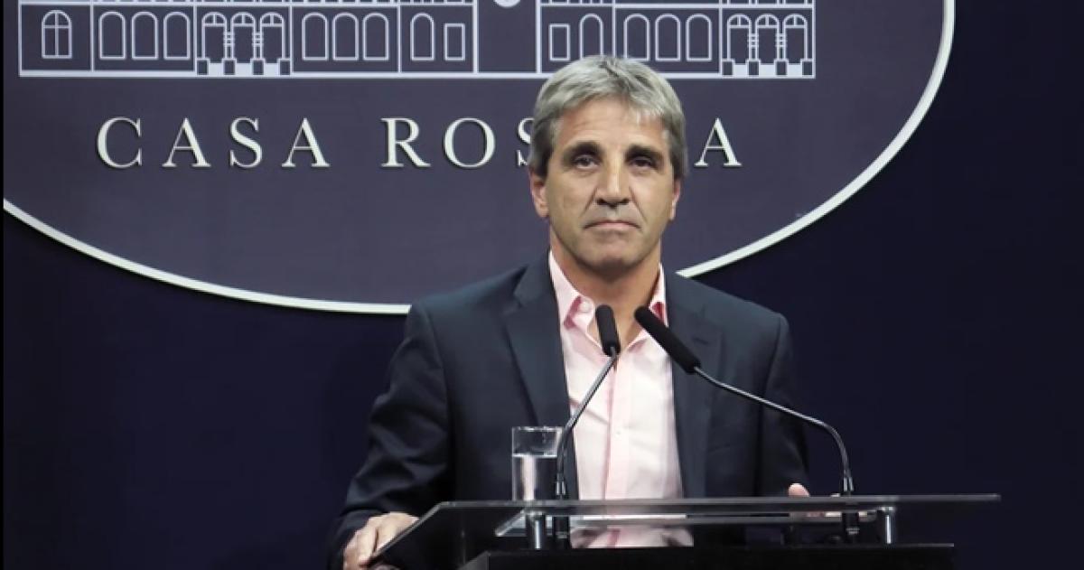 El ministro Caputo encabezó este miércoles una conferencia de prensa
