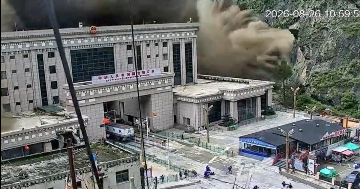 Una captura del momento que el alud irrumpe en una ciudad nepalesa