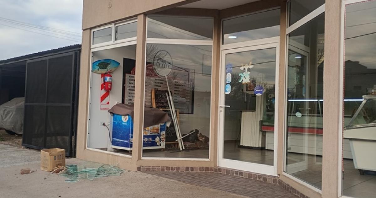 El comercio esta ubicado en calle 300 entre 103 y 105