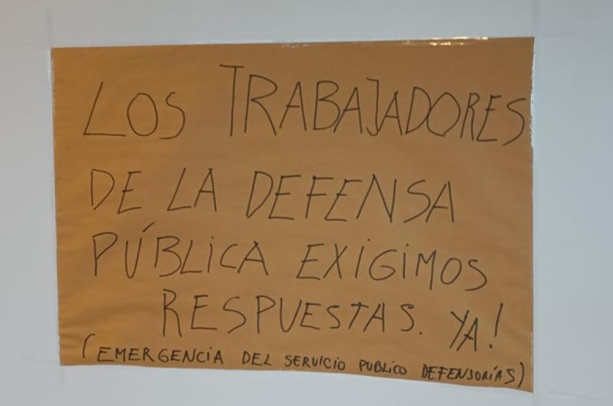 Los empleados de las Defensorías colocaron carteles con sus reclamos
