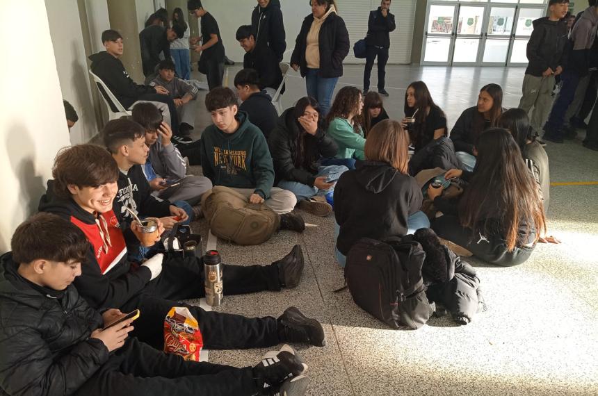 El Colegio Secundario Rep�blica de El Salvador reunió a estudiantes docentes y familias