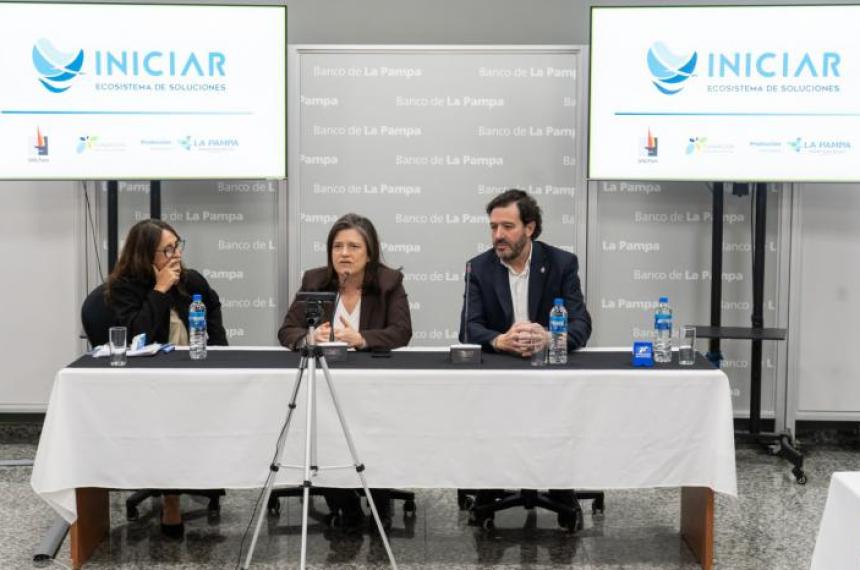 La actividad contó con la participación de la ministra de la Producción Fernanda Gonz�lez el rector de la Universidad Nacional de La Pampa Francisco Marull y la presidenta de la Fundación Banco de La Pampa Patricia L�zaro