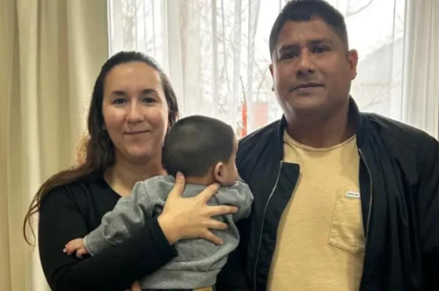 Ana Laura y Joaquín con el bebé que quieren adoptar Lo cuidan desde los dos meses y ahora ya tiene siete