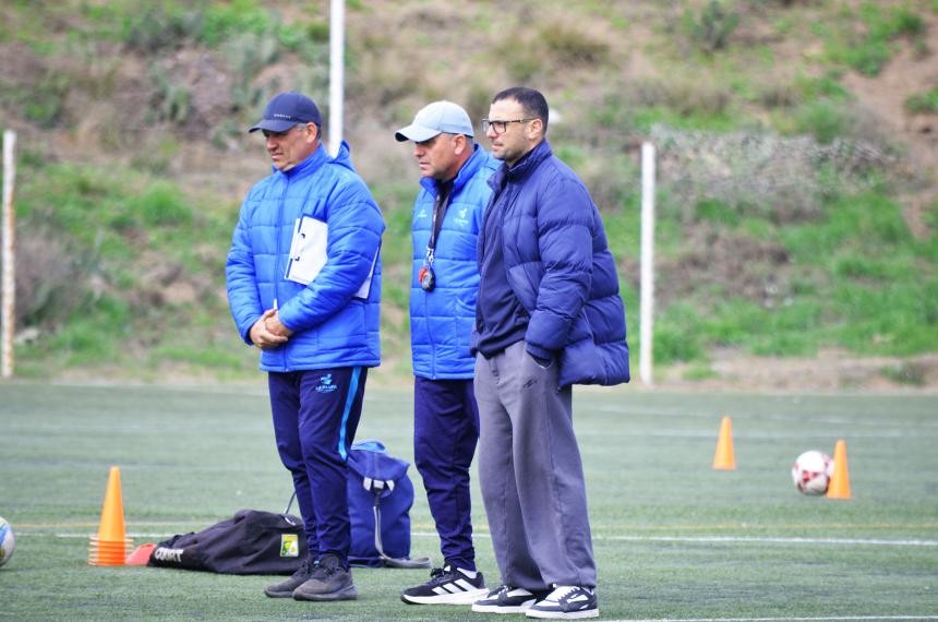 El cuerpo técnico del plantel Sebasti�n Bernardi y Nicol�s Sartori junto al coordinador Nazir Leones