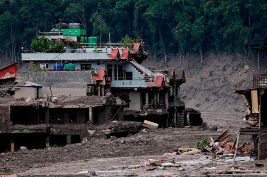 Una violenta avalancha de barro y escombros arrasó comunidades en la región del Himalaya en la frontera entre Nepal y el Tíbet dejando cientos de muertos y m�s de 1300 desaparecidos