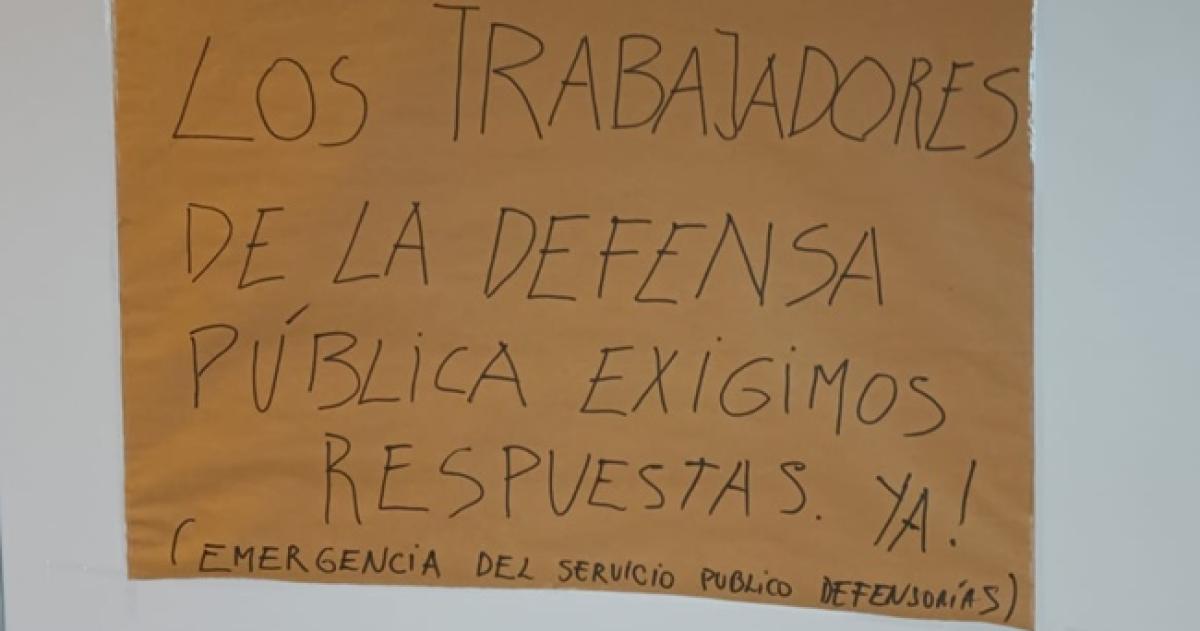 Los empleados de las Defensorías colocaron carteles con sus reclamos