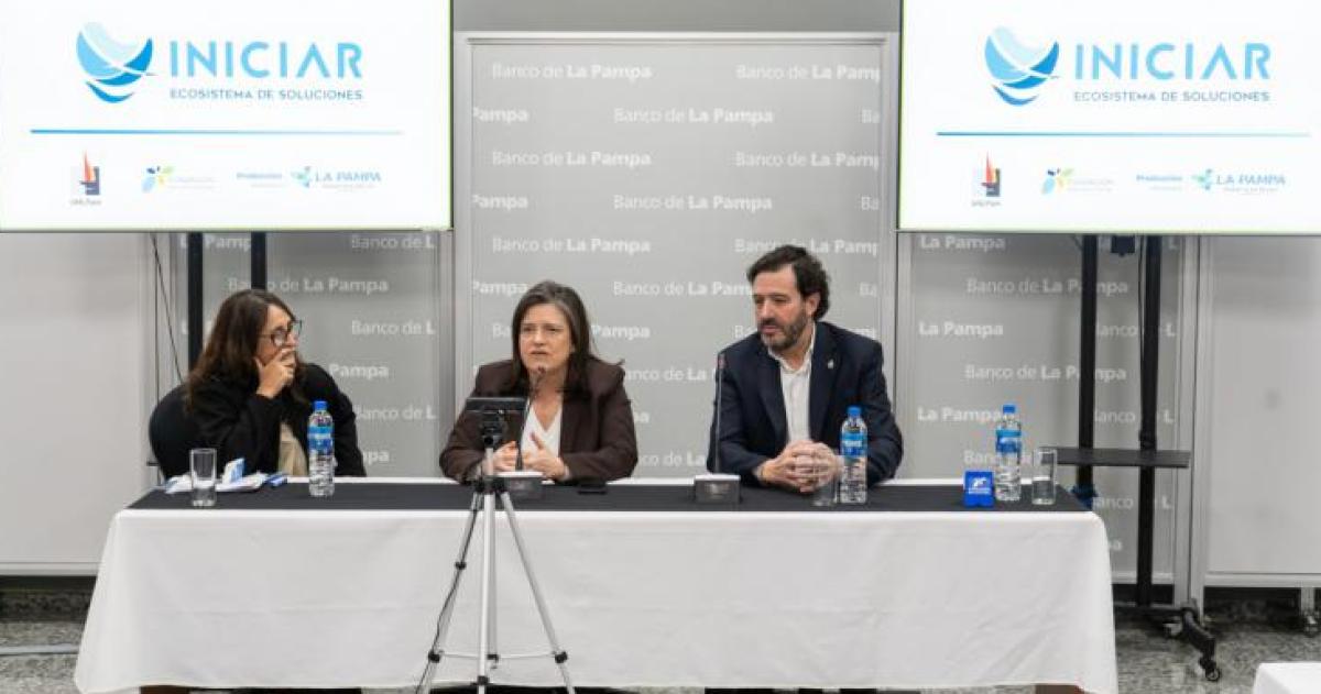 La actividad contó con la participación de la ministra de la Producción Fernanda Gonz�lez el rector de la Universidad Nacional de La Pampa Francisco Marull y la presidenta de la Fundación Banco de La Pampa Patricia L�zaro