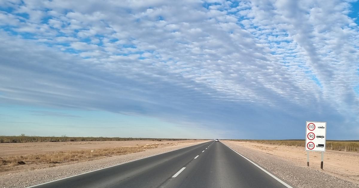 Un conductor que buscó sobrepasar a un camión en la Ruta del Desierto