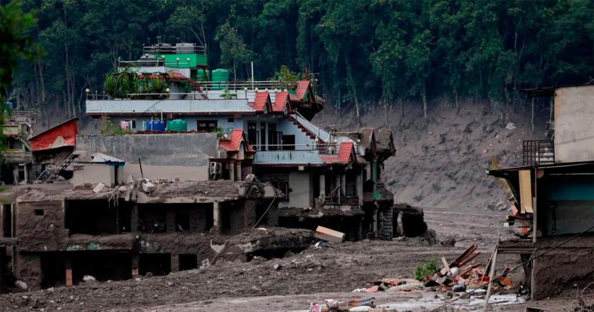 Una violenta avalancha de barro y escombros arrasó comunidades en la región del Himalaya en la frontera entre Nepal y el Tíbet dejando cientos de muertos y m�s de 1300 desaparecidos