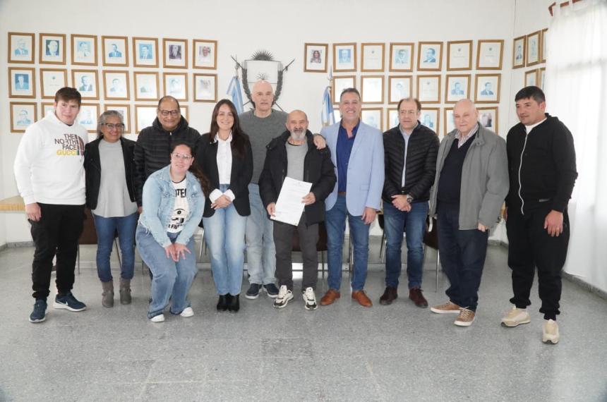 El acto en que se entregó la matrícula a la cooperativa trenelense
