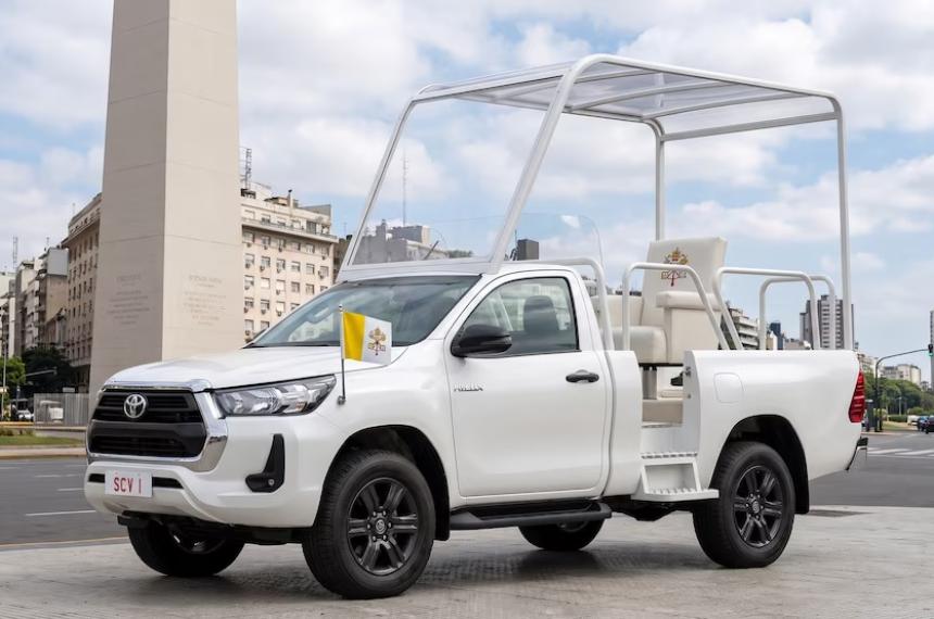 Así podría lucir una pickup Toyota Hilux adaptada como papamóvil para la visita de León XIV a Argentina