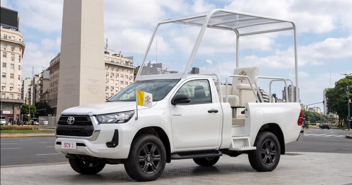 Así podría lucir una pickup Toyota Hilux adaptada como papamóvil para la visita de León XIV a Argentina