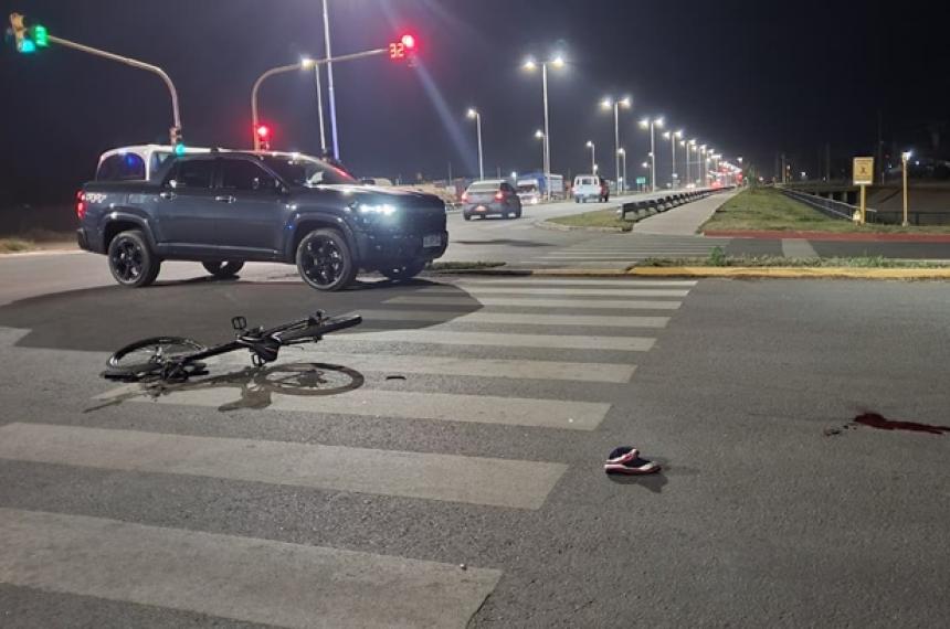 El ciclista embestido por una camioneta fue trasladado en código rojo al Hospital Centeno