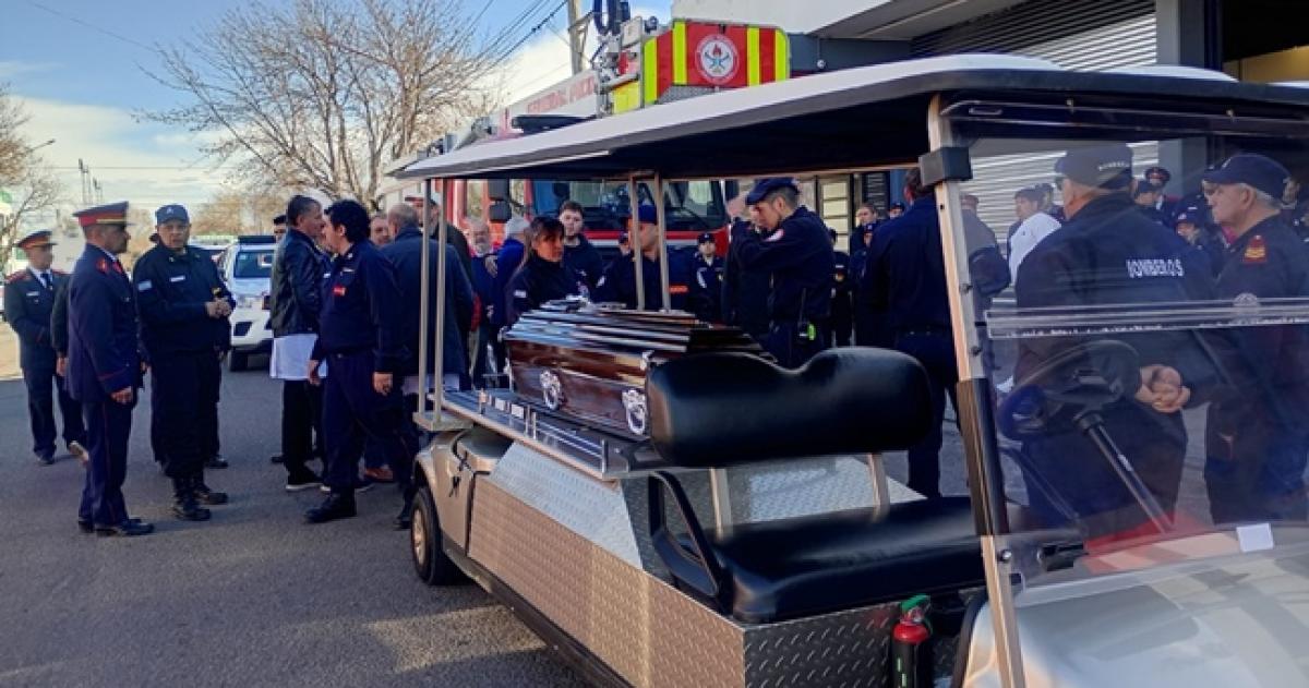 Bomberos vecinos y autoridades fueron a despedir a Balduzzi