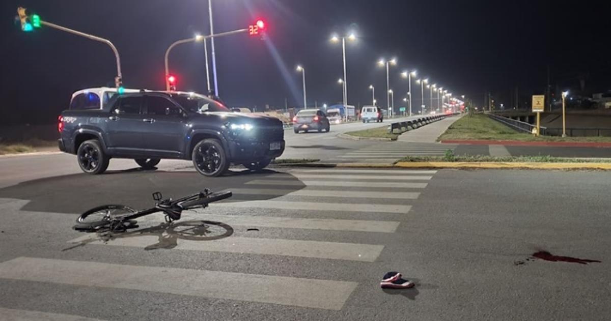 El ciclista embestido por una camioneta fue trasladado en código rojo al Hospital Centeno