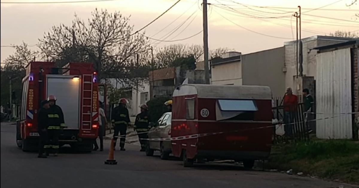 Personal de Bomberos y de la Comisaría Tercera trabajaron en el lugar