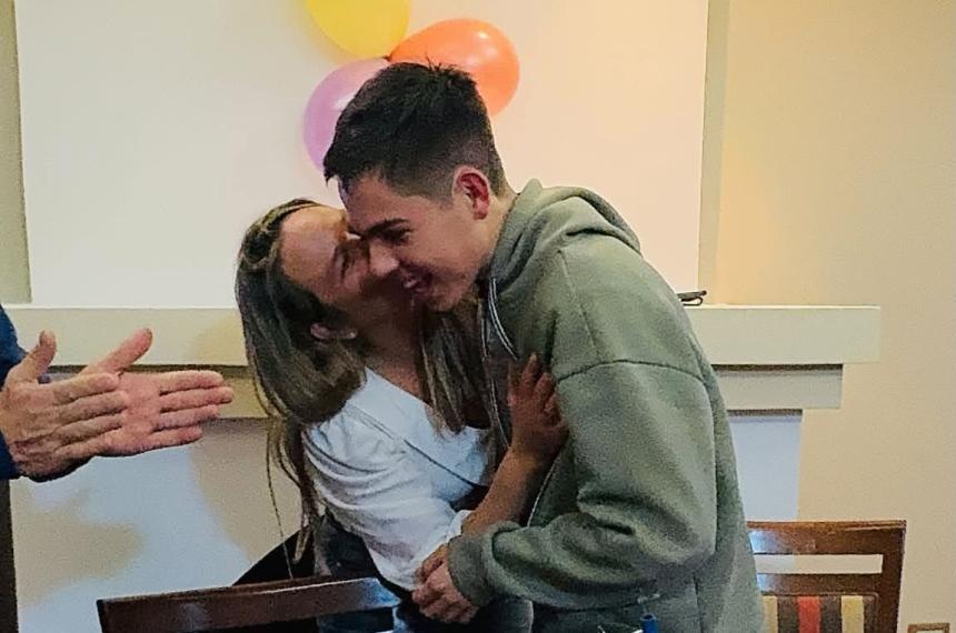 Valentín festejando su cumpleaños n�mero 20 con su madre Maite Acosta