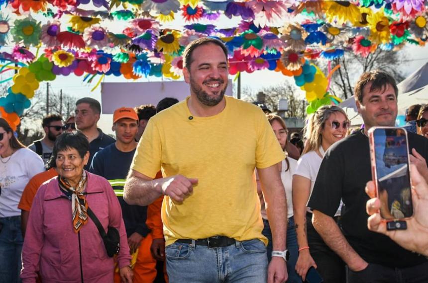 El intendente Luciano di N�poli esta tarde en Villa Parque durante la inauguración de las obras en el barrio