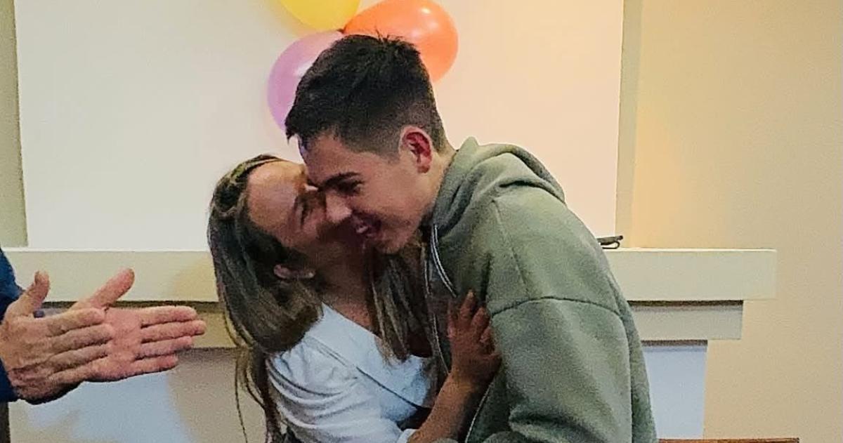 Valentín festejando su cumpleaños n�mero 20 con su madre Maite Acosta