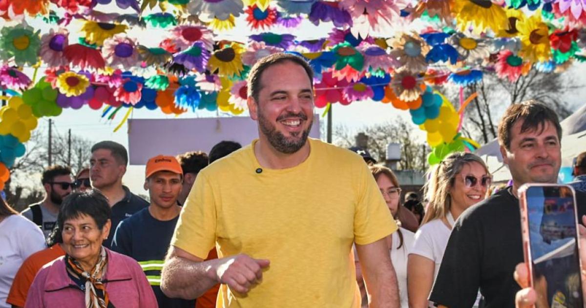 El intendente Luciano di N�poli esta tarde en Villa Parque durante la inauguración de las obras en el barrio