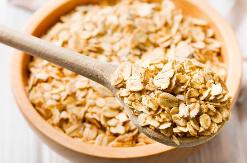 La avena aporta fibra soluble carbohidratos complejos proteínas y minerales y puede incorporarse tanto antes como después del entrenamiento dentro de una alimentación equilibrada