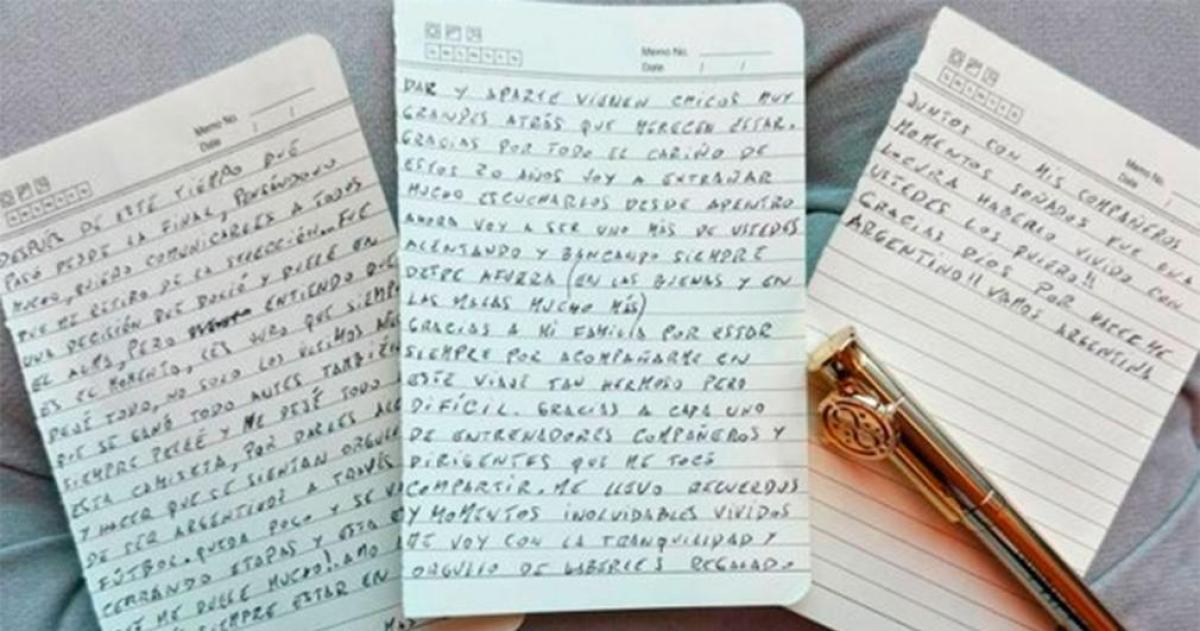 Lionel Messi acompañó el anuncio de su retiro de la Selección argentina con una carta manuscrita de tres p�ginas un video con los grandes momentos de su carrera y una particular lapicera de Harry Potter con el símbolo del Giratiempo