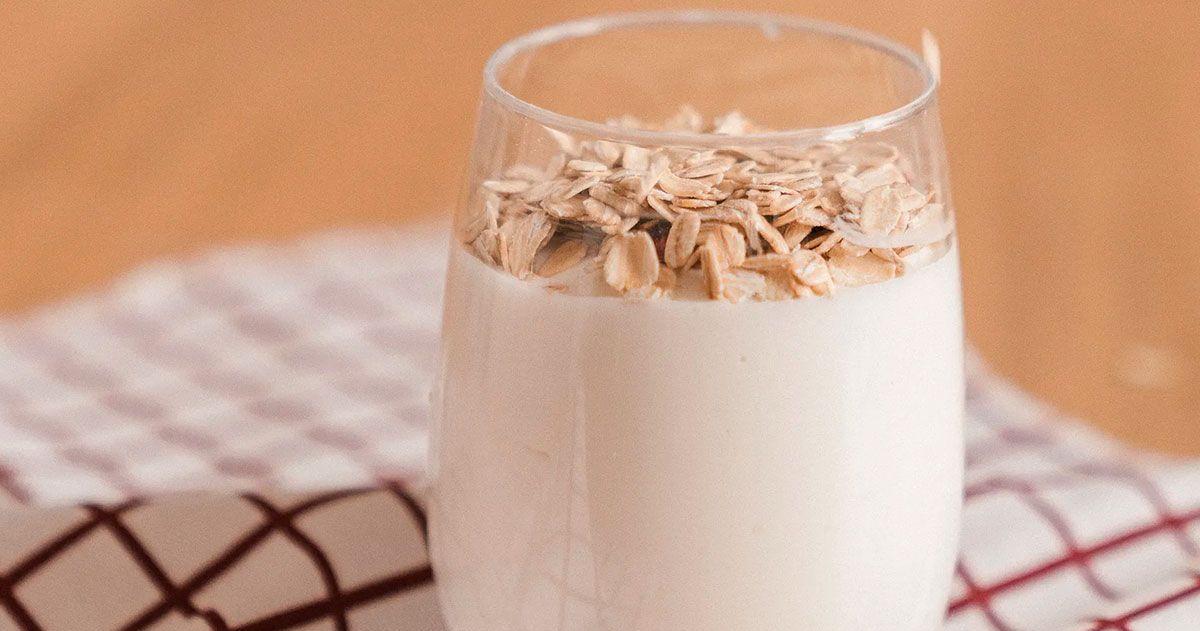 La avena aporta fibra soluble carbohidratos complejos proteínas y minerales y puede incorporarse tanto antes como después del entrenamiento dentro de una alimentación equilibrada