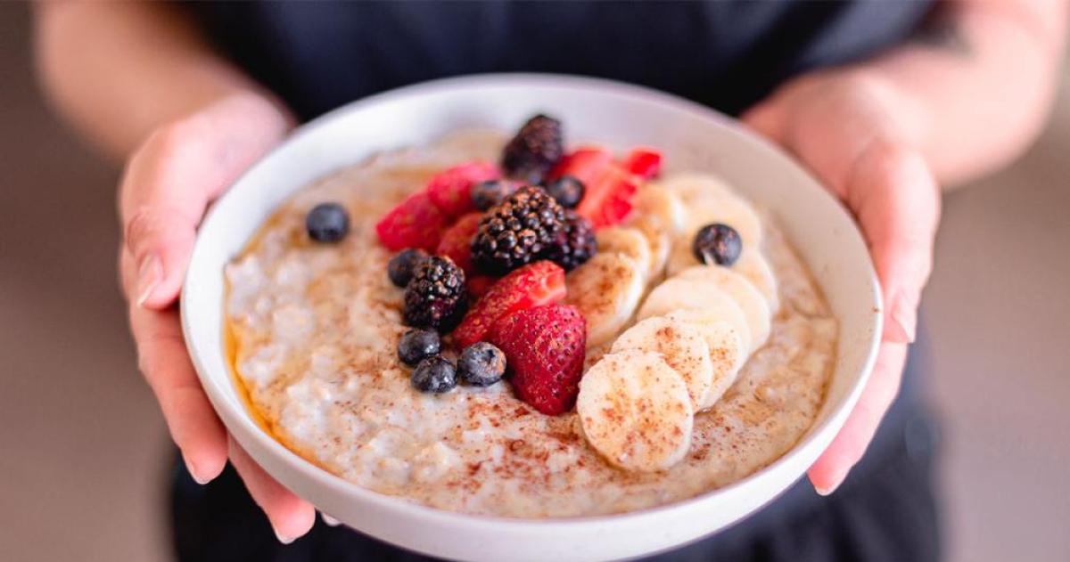 La avena aporta fibra soluble carbohidratos complejos proteínas y minerales y puede incorporarse tanto antes como después del entrenamiento dentro de una alimentación equilibrada
