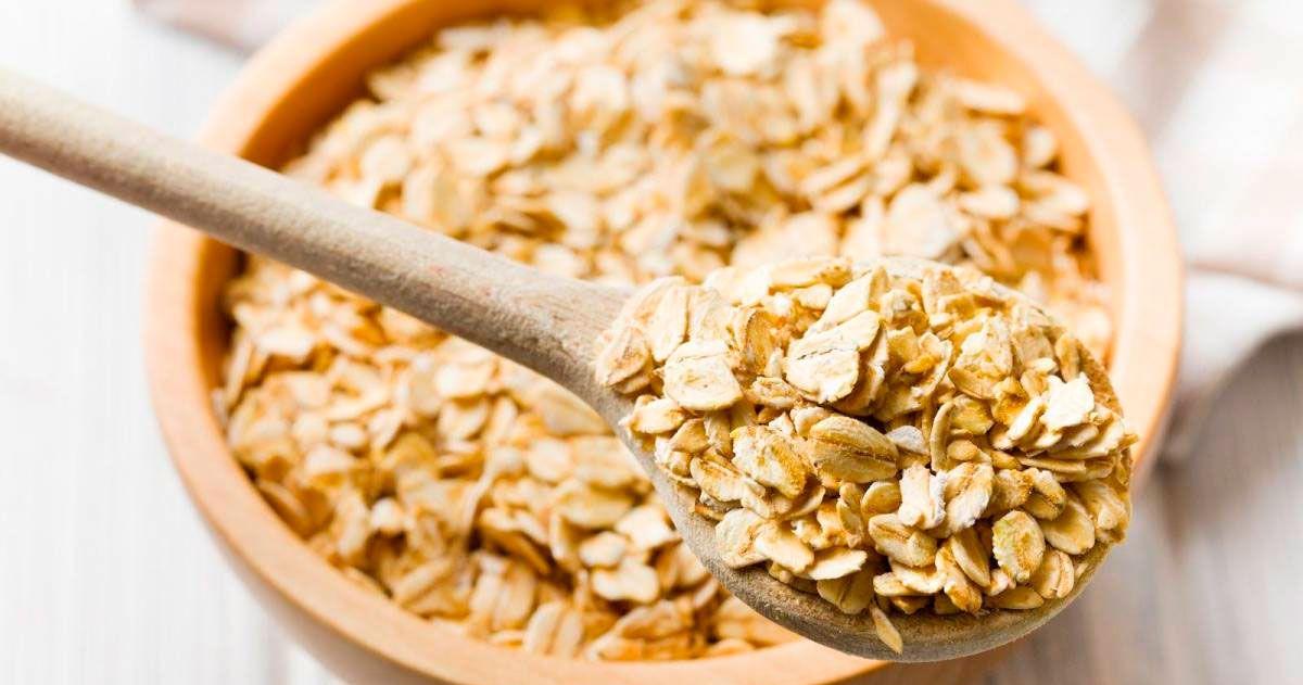 La avena aporta fibra soluble carbohidratos complejos proteínas y minerales y puede incorporarse tanto antes como después del entrenamiento dentro de una alimentación equilibrada