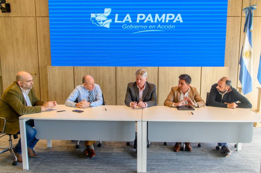 Ziliotto firmó el contrato con el representante de la empresa