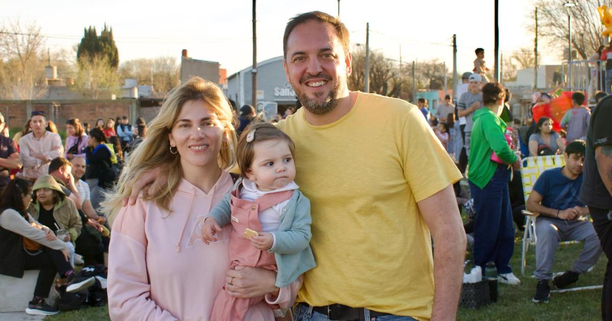Juntos en el acto de inauguración de la remodelada plaza de Villa Parque