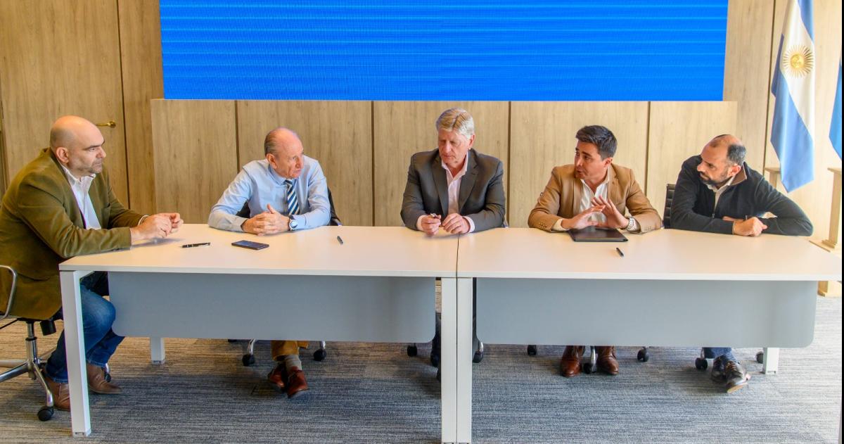 Ziliotto firmó el contrato con el representante de la empresa