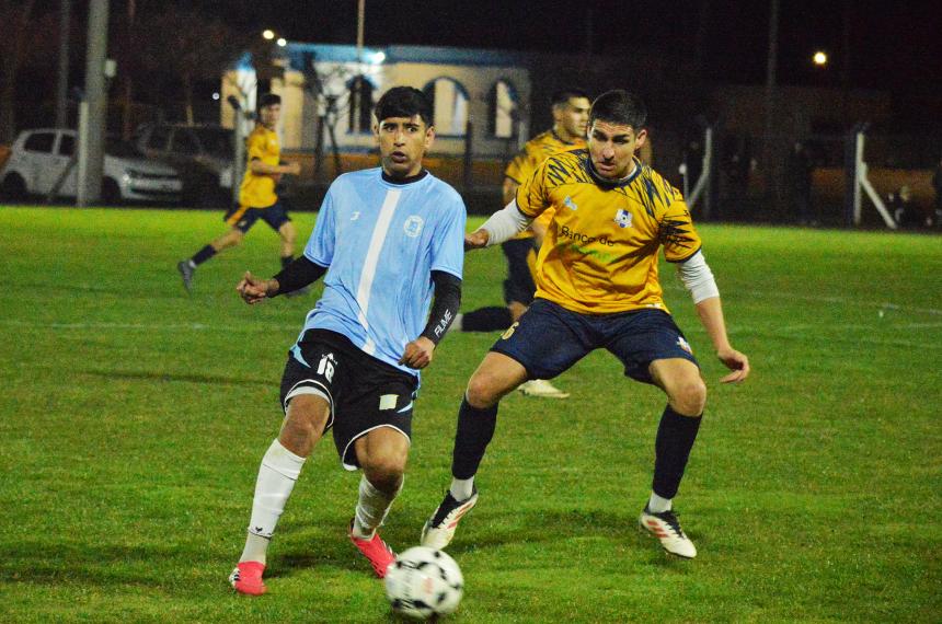 Cardonatto marca a Colmenares- el delantero de Olimpo hizo cuatro el domingo